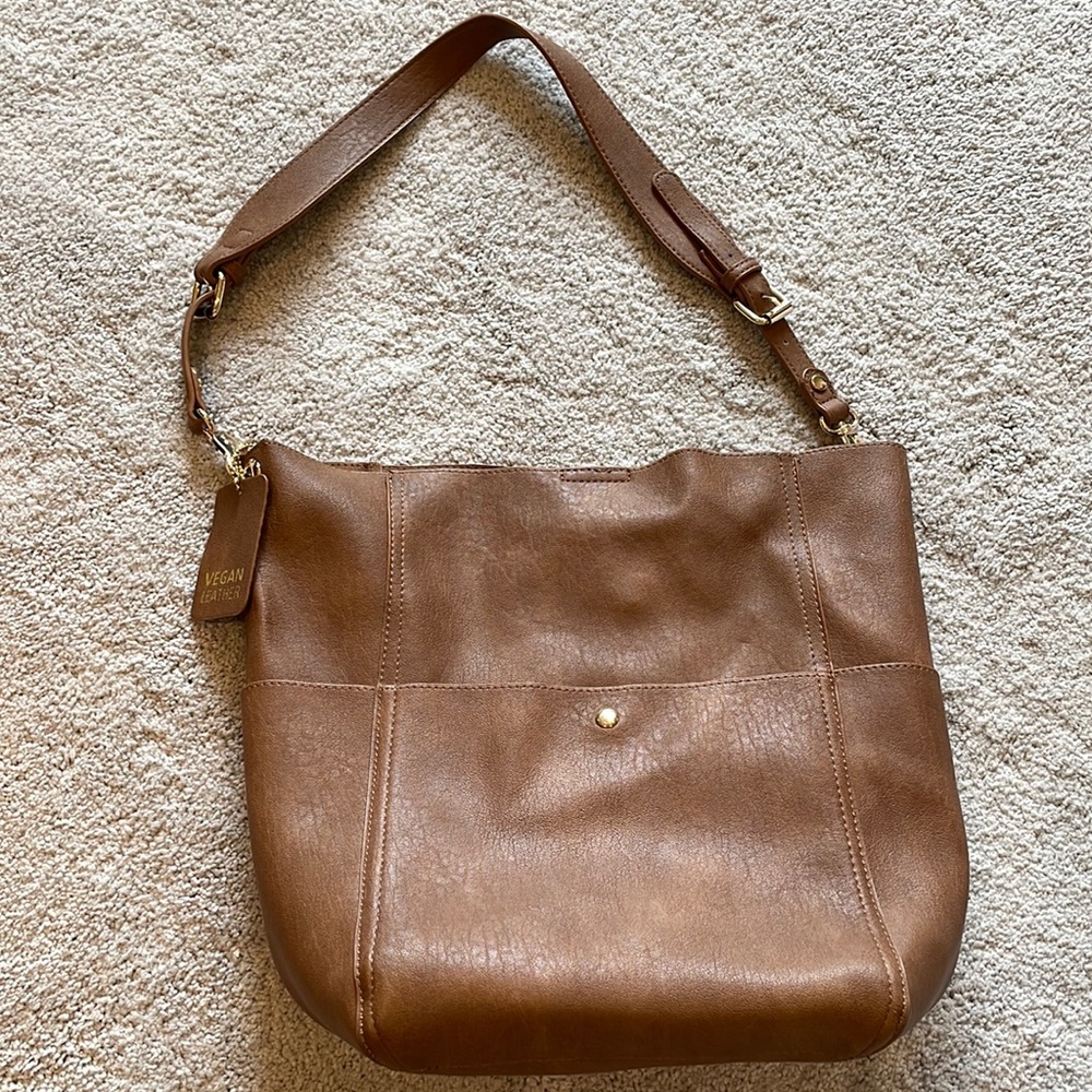 Single strap brown vegan leather purse.